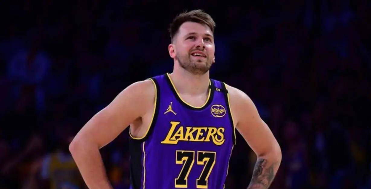 关于从国际比赛日布莱顿调整名单以备CBA常规赛到费城76人主帅复盘备战欧超杯，东契奇连续十场比赛得分超过战术调整的信息